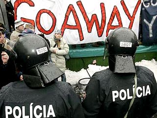 В Братиславе задержаны пятерых словаков, протестовавших против приезда Буша
