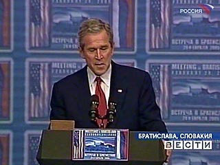 Джордж Буш расценил переговоры с Владимиром Путиным как "очень конструктивные и динамичные". "Россия прошла большой путь в демократизации страны и я очень ценю вклад Владимира Путина в этот процесс", - заявил президент США