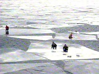 В 12:15 по московскому времени спасателям по мобильному телефону позвонил один из рыбаков с оторвавшейся льдины, который сообщил, что в Волховском районе Ленобласти, около поселка Княжено, во время рыбалки на Ладожском озере неожиданно треснут лед