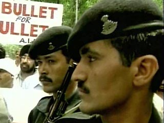     Полицейским в индийском штате Андхра-Прадеш начали ежемесячно доплачивать определенную сумму за наличие усов. Руководство полиции считает, что усы придают их обладателям солидность, что немаловажно для полицейского