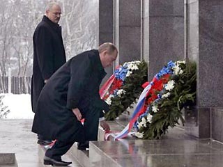 Владимир Путин находится в Словакии с официальным визитом. Утром Путин вместе с президентом Словакии возложил венок к монументу Славин, воздвигнутому в Братиславе в память о советских воинах