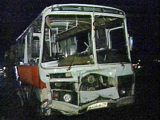 Как сообщили агентству "Интерфакс" в областном управлении ГИБДД, у автобуса, следовавшего по маршруту в Ворошиловском районе города, отказали тормоза. В результате неисправности автобус врезался в металлический гараж
