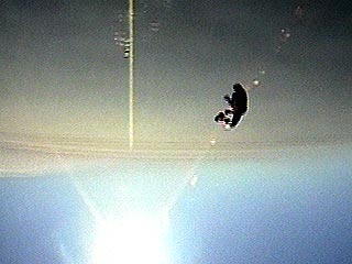 Жители британского Ноттингема стали свидетелями захватывающего воздушного шоу с участием одного из самых известных трюкачей-парашютистов - Дэвида Мориса