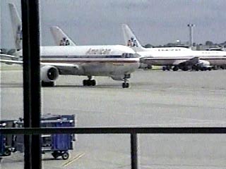 Самолет Boeing-757 American Airlines совершил в воскресенье аварийную посадку в международном аэропорту Орландо, передает радиостанция WCBS
