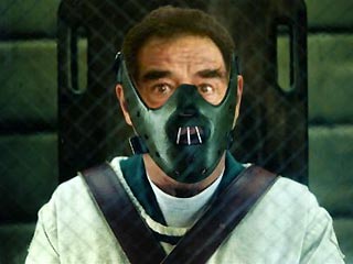 Во время суда бывший иракский президент Саддам Хусейн буде находиться в металлической клетке, похожей на клетку Ганнибала Лектора из фильма "Молчание ягнят"