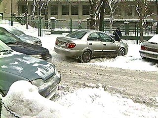 Лужков пообещал не штрафовать автовладельцев, паркующих автомобили во дворах