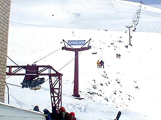 На горно-лыжном курорте Домбая остановилась канатная дорога: спасатели сняли 45 человек