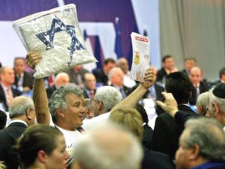 Выступивший на пленуме председатель "Ликуда" премьер-министр Ариэль Шарон подверг резкой критике сторонников референдума как внутри партии, так и за ее пределами