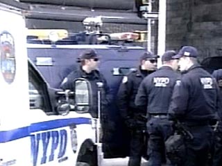 За получение взяток от уличного торговца контрафактными товарами в Нью-Йорке арестованы пятеро полицейских, сообщила в четверг радиостанция CBS