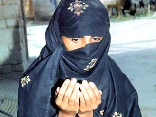 В Пакистане жертва самого скандального в Пакистане дела об изнасиловании Мухтаран Биби накануне плакала, когда суд южного города Мултан отменил приговор трем из четырех насильников и двум старейшинам и смягчил приговор шестому осужденному
