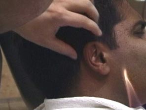 Львовский парикмахер освоил новый метод стрижки с помощью газовой горелки