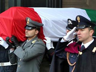 В Риме в понедельник утром состоялась церемония государственных похорон погибшего в Ираке майора итальянской военной разведки SISMI Николы Калипари