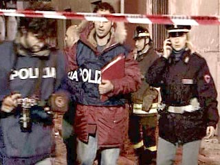 Мощный взрыв прогремел во вторник утром в Риме перед культурным центром City Park в районе Челио. В результате взрыва в здании выбиты стекла, исковерканы стоящие рядом автомобили. Пострадавших нет