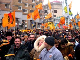 Организаторы конкурса "Евровидение-2005" попросили украинский дует Greenjolly написать для своей песни, известной как гимн "Оранжевой революции", новые слова