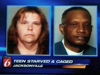 В американском штате Флорида приемным родителям 17-летнего мальчика, который весил всего 22 кг и вынужден был спать в клетке, было предъявлено обвинение в жестоком обращении с детьми