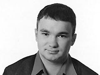 В Челябинске обнаружен труп автора шуток известной команды КВН "Уездный город". Тело Дмитрия Баранова было найдено на путях недалеко от железнодорожного моста. Как установило следствие, молодого человека переехал поезд