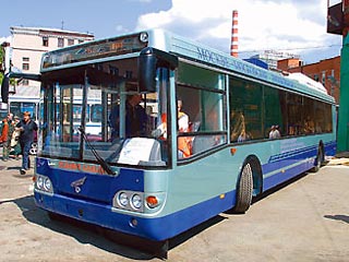 По Садовому кольцу столицы через две недели начнет курсировать "мечта пенсионера" - новейший низкопольный троллейбус, способный объезжать традиционные московские "пробки"
