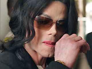 Близкие Майкла Джексона опасаются, что поп-певец может покончить жизнь самоубийством. По словам друзей певца, обвинения в сексуальных домогательствах и серьезные финансовые проблемы подорвали психическое здоровье Джексона