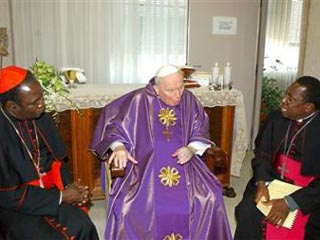 По завершении мессы 84-летний Иоанн Павел II слабым, но отчетливо слышимым голосом благословил прелатов из Танзании, принимавших участие в богослужении