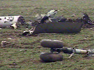 В ходе расследования катастрофы вертолета Ми-8, потерпевшего аварию 10 марта в Чечне, в его хвостовой части обнаружены несколько пулевых отверстий. Об этом заявил в субботу "Интерфаксу" источник в комиссии по расследованию катастрофы