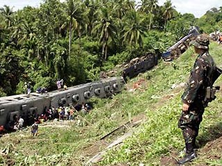 Во Вьетнаме 13 человек погибли, свыше ста пассажиров ранены в результате схода с рельсов поезда. Об этом сообщили в железнодорожной корпорации страны