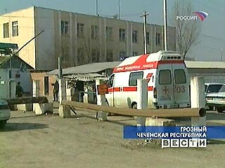 В Ленинском районе Грозного боевики обстреляли здание военной комендатуры из гранатомета. Как сообщает РИА "Новости", обстрел произошел около 9:05. После этого свидетели наблюдали около шести взрывов в районе комендатуры