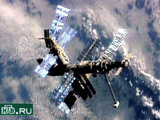 Руководители полета российской орбитальной станции "Мир" отметят завтра, 20 февраля, 15-летнюю годовщину комплекса подписанием программы его затопления