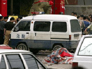 В восточной китайской провинции Цзянси в четверг взорвался пассажирский автобус. В результате ЧП погибли по меньшей мере 30 человек и семеро госпитализированы с ранениями различной степени тяжести
