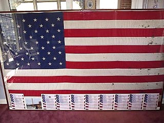 Неожиданный поворот произошел с продажей американского флага, который, как утверждается, реял над Пентагоном во время теракта 11 сентября 2001 г и уцелел. Усомнившись в подлинности реликвии, покупатель - некий Тодд Шиммел из штата Миннесота отказался от с