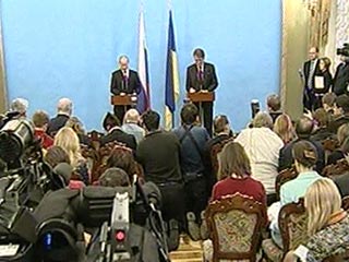Президент России Владимир Путин после переговоров с украинским коллегой Виктором Ющенко заявил, что у Москвы и Киева не существует проблем в двусторонних отношениях
