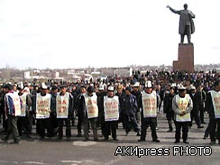 В Киргизии ОМОН взял штурмом здания, захваченные оппозицией
