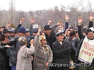Столкновения в Киргизии - оппозиция пытается отбить у ОМОНа мэрию Джалал-Абада