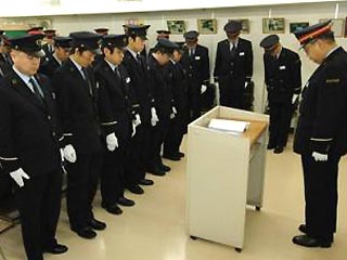 Япония вспоминает жертв газовой атаки в метро, произошей 10 лет назад
