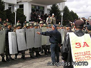 Киргизская оппозиция, захватившая в выходные южный областной центр Джалал-Абад, направила властям письмо с предложением о переговорах