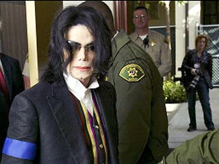 Майкл Джексон почувствовал себя плохо в зале суда, всплакнул и был выведен в туалет