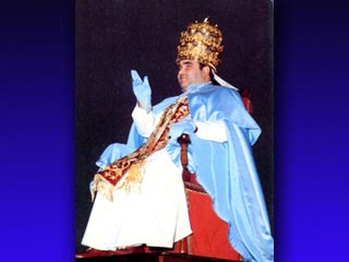 В окрестностях Севильи в возрасте 59 лет накануне скончался испанский священник Клементе Домингэс Гомес, основатель ордена "Кармелитская Церковь Святого Лика", провозгласивший себя папой римским Григорием XVII