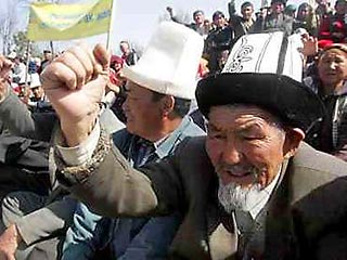 Несколько тысяч сторонников оппозиции захватили здание администрации Баткенской области на юге Киргизии, сообщил из Баткена очевидец событий