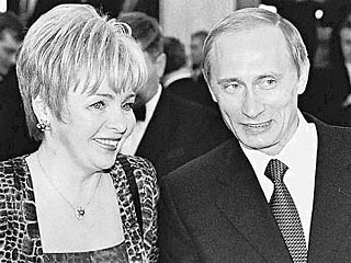 О семье президента РФ Владимира Путина два года назад был снят первый художественный фильм "Поцелуй не для прессы". Однако позже готовую картину по какой-то неизвестной причине засекретили