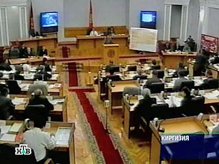 Депутаты киргизского парламента (Жогорку Кенеш) собираются на экстренное заседание, чтобы не допустить безвластия в стране