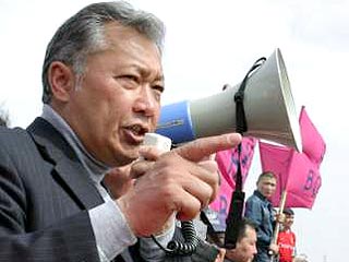 Исполняющий обязанности президента Киргизии Курманбек Бакиев предложил депутатам оставить прежней структуру правительства