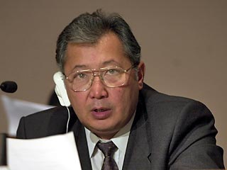 Один из лидеров киргизской оппозиции Курманбек Бакиев занял в пятницу одновременно две высшие должности в Киргизии - и президента, и премьер-министра, и почти сразу призвал Россию оказать помощь стране