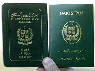 Власти Пакистана одобрили восстановление в паспорте графы о религиозной принадлежности. На фото - старый (слева) и  новый паспорта