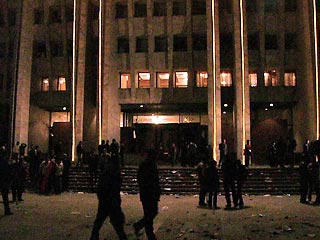 С наступлением темноты в Бишкеке начались погромы, слышна стрельба