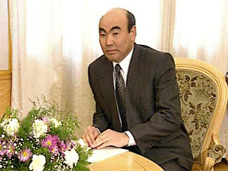 По неофициальным данным, президент Киргизии Аскар Акаев, покинувший страну, находится в России. Об этом сообщили "Интерфаксу" в субботу информированные источники в Москве