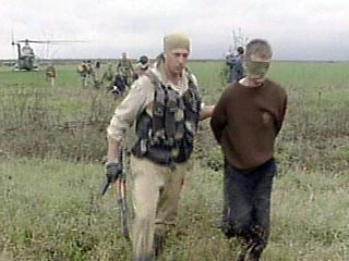 В Чечне задержан участник незаконных вооруженных формирований, объявленный в федеральный розыск за убийства мирных граждан. Об этом "Интерфаксу" в субботу сообщили в Региональном оперативном штабе