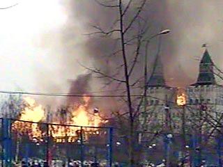 Пожару на рынке "Вернисаж" на востоке Москвы присвоена максимальная степень сложности, сообщили РИА "Новости" в противопожарной службе столицы
