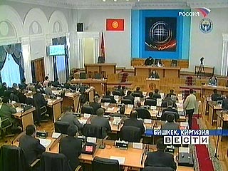 Спикером нового однопалатного парламента Киргизии тайным голосованием избран Омурбек Текебаев. За него проголосовали большинство присутствовавших на заседании палаты депутатов. Он набрал 56 из 63 голосов