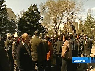 Активисты "Комитета 27 марта" блокировали здание парламента в Бишкеке и обещают вновь поднять народ на бунт