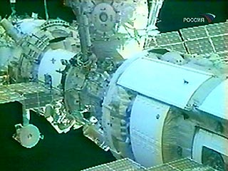 Работая в открытом космосе, Салижан Шарипов осуществил "ручной" запуск миниспутника "Наносат": он выбросил его в открытый космос