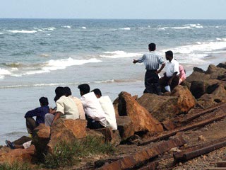 Приливная волна на побережье Шри-Ланки